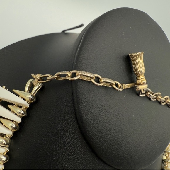Signed Coro Mid Century White and Gold Collar Necklace with Dramatic Spikes - Picture 8 of 17